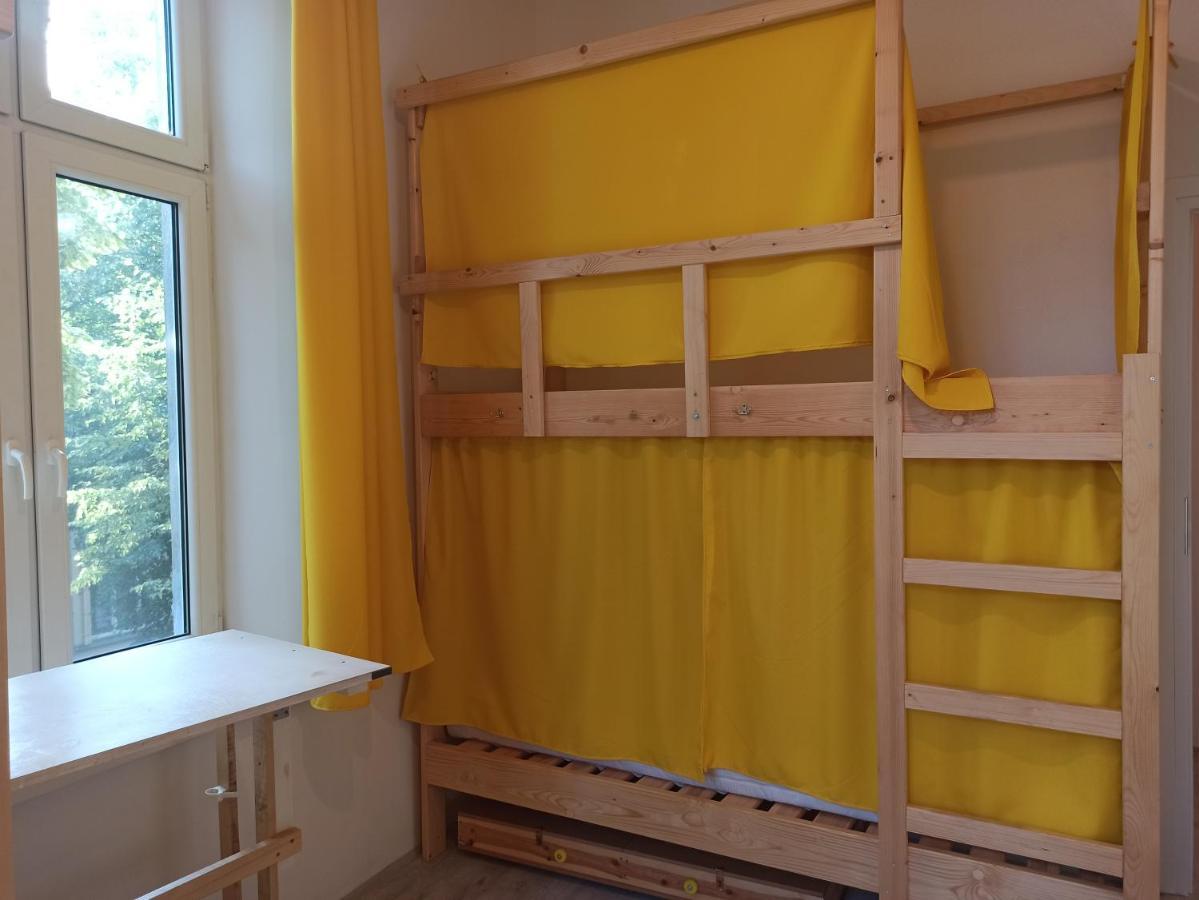 Łóżko w żeńskim pokoju wieloosobowym dla 6 osób